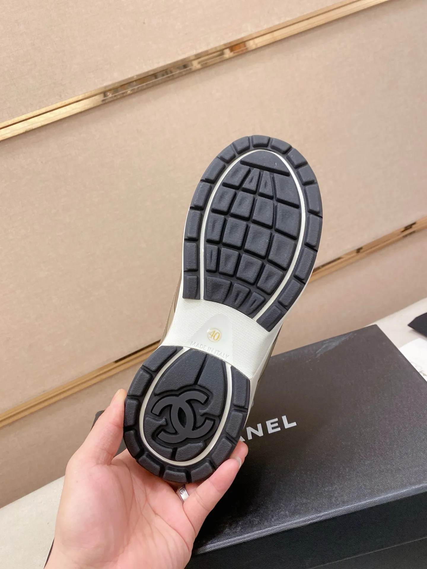 Factory price: 620💰 Chanel Chanel - 2026 counter top casual sports shoes This classic design; the upper is electro-embroidered with a variety of techniques; the outsole is fashionable and sporty; the extraordinary inclusion of a variety of color matching elements... The diversified mix and match is very beautiful and versatile, casual, fashionable, sports and outdoor can be taken into account... ꫛꫀꪝ Go➫ Material: ❶Upper is made of: Original imported high-mercerized smooth cow suede + special anti-mesh fabric ❷Inner use: original imported breathable mesh ❸Outsole based on: original TPU combination outsole Full set of boutique packaging for women 35–41 men 38-45